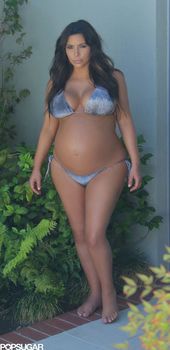 Беременная Ким Кардашьян в купальнике возле бассейна фото #2