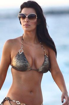 Ким Кардашьян в соблазнительном купальнике на пляже в Майами фото #7