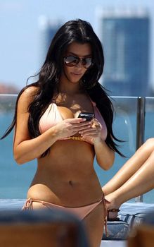 Ким Кардашьян на яхте в Майами фото #1