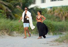 Ким Кардашьян в привлекательном купальнике на пляже в Майами / США / 08.04.2012 фото #8