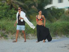 Ким Кардашьян в привлекательном купальнике на пляже в Майами / США / 08.04.2012 фото #9