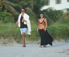 Ким Кардашьян в привлекательном купальнике на пляже в Майами / США / 08.04.2012 фото #11
