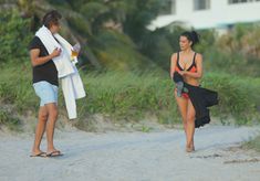 Ким Кардашьян в привлекательном купальнике на пляже в Майами / США / 08.04.2012 фото #12