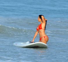 Ким Кардашьян в бикини занимается серфингом фото #4