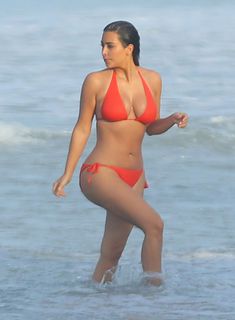Ким Кардашьян в бикини занимается серфингом фото #8