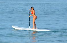 Ким Кардашьян в бикини занимается серфингом фото #10