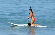 Ким Кардашьян в бикини занимается серфингом фото #11