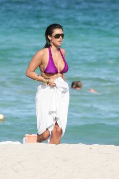 Возбуждающая Ким Кардашьян на пляже Майами фото #10