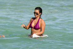 Возбуждающая Ким Кардашьян на пляже Майами фото #12