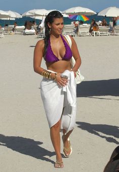 Возбуждающая Ким Кардашьян на пляже Майами фото #2