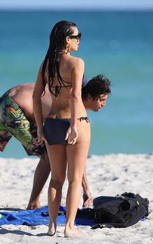 Ким Кардашьян в темно-синем бикини в Майами фото #8