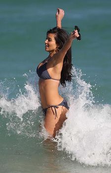 Ким Кардашьян в темно-синем бикини в Майами фото #11