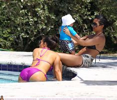 Аппетитная Ким Кардашьян отдыхает у бассейна в Майами фото #5