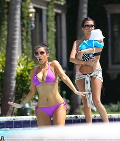 Аппетитная Ким Кардашьян отдыхает у бассейна в Майами фото #7