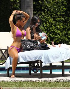 Аппетитная Ким Кардашьян отдыхает у бассейна в Майами фото #9
