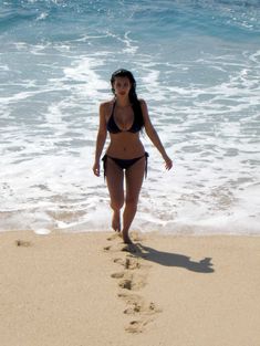 Ким Кардашьян на пляже Кабо-Сан-Лукас в Мексике фото #1