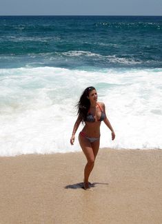 Ким Кардашьян на пляже Кабо-Сан-Лукас в Мексике фото #2