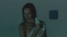 Наташа Алам  оголила грудь и попу в фильме «Смертельная игра» фото #2