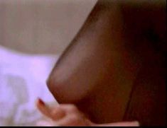 Сексуальная Оди Ингленд оголила грудь и попу в сериале «Дневники «Красной туфельки»» фото #7