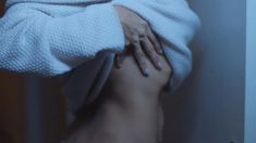 Памела Андерсон обнажила грудь в фильме «Подключённые» фото #1