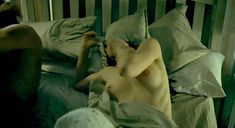 Голая Рики Линдхоум в фильме «Последний дом слева» фото #1