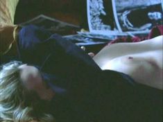 Красотка Теа Гилл показала голую грудь в сериале «Блаженство» фото #4