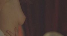 Голая Элизабет Хёрли в сериале «Бесстыдники» фото #1