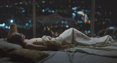 Голая Эмили Браунинг в фильме «Спящая красавица» фото #13