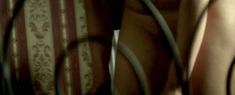 Эшлинн Йенни показала голые сиськи в сериале «Без Комплексов» фото #1