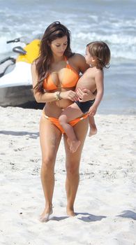Сексапильная Ким Кардашьян в оранжевом купальнике на пляже в Мексике фото #2