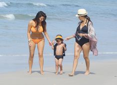 Сексапильная Ким Кардашьян в оранжевом купальнике на пляже в Мексике фото #4