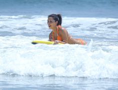 Сексапильная Ким Кардашьян в оранжевом купальнике на пляже в Мексике фото #5