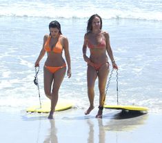 Сексапильная Ким Кардашьян в оранжевом купальнике на пляже в Мексике фото #8