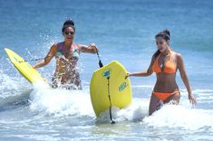Сексапильная Ким Кардашьян в оранжевом купальнике на пляже в Мексике фото #13