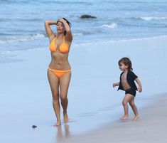 Сексапильная Ким Кардашьян в оранжевом купальнике на пляже в Мексике фото #14