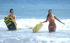 Сексапильная Ким Кардашьян в оранжевом купальнике на пляже в Мексике фото #16