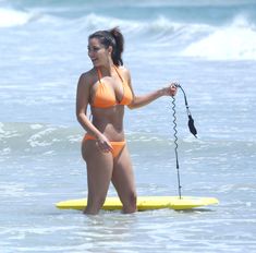 Сексапильная Ким Кардашьян в оранжевом купальнике на пляже в Мексике фото #17