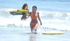 Сексапильная Ким Кардашьян в оранжевом купальнике на пляже в Мексике фото #21