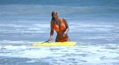 Сексапильная Ким Кардашьян в оранжевом купальнике на пляже в Мексике фото #23
