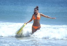 Сексапильная Ким Кардашьян в оранжевом купальнике на пляже в Мексике фото #27