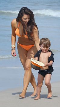Сексапильная Ким Кардашьян в оранжевом купальнике на пляже в Мексике фото #31
