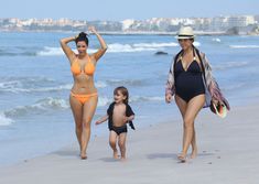 Сексапильная Ким Кардашьян в оранжевом купальнике на пляже в Мексике фото #33
