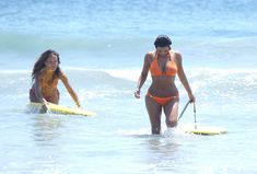 Сексапильная Ким Кардашьян в оранжевом купальнике на пляже в Мексике фото #34