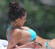Ким Кардашьян в бирюзовом купальнике на пляже в Мексике фото #5