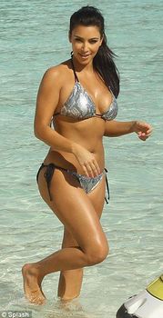 Ким Кардашьян в соблазнительных купальниках на отдыхе в Бора-Бора фото #2
