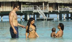 Ким Кардашьян в соблазнительных купальниках на отдыхе в Бора-Бора фото #10