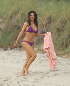 Ким Кардашьян в спортивном купальнике на пляже Майами фото #3