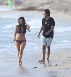 Ким Кардашьян в спортивном купальнике на пляже Майами фото #8