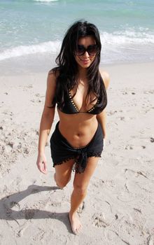 Ким Кардашьян показала сочное тело на пляже возле отеля Fontainebleau фото #1
