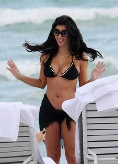 Ким Кардашьян показала сочное тело на пляже возле отеля Fontainebleau фото #6